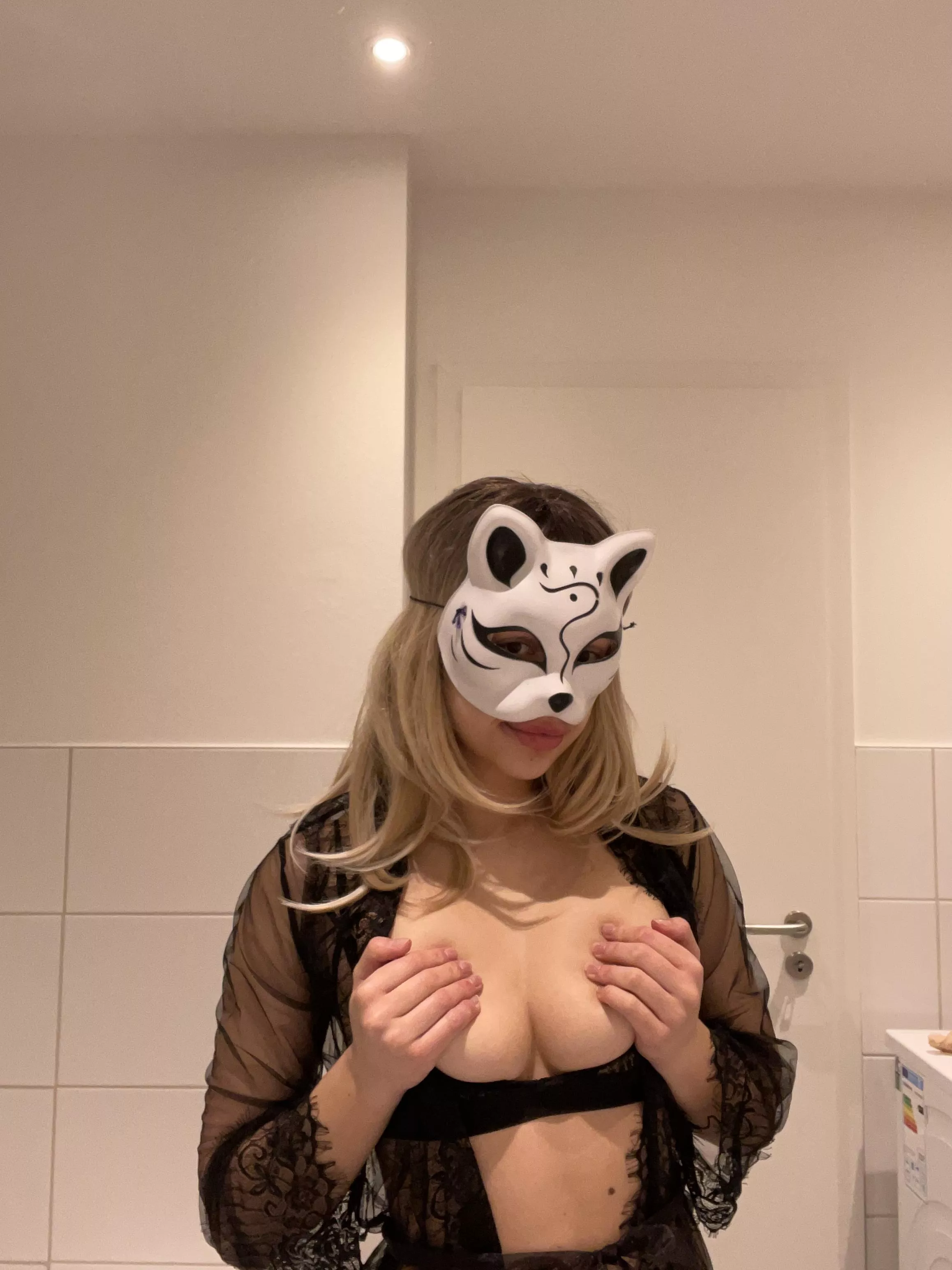 You want to kiss my neck,and I want you to fuck me posted by Calvvg