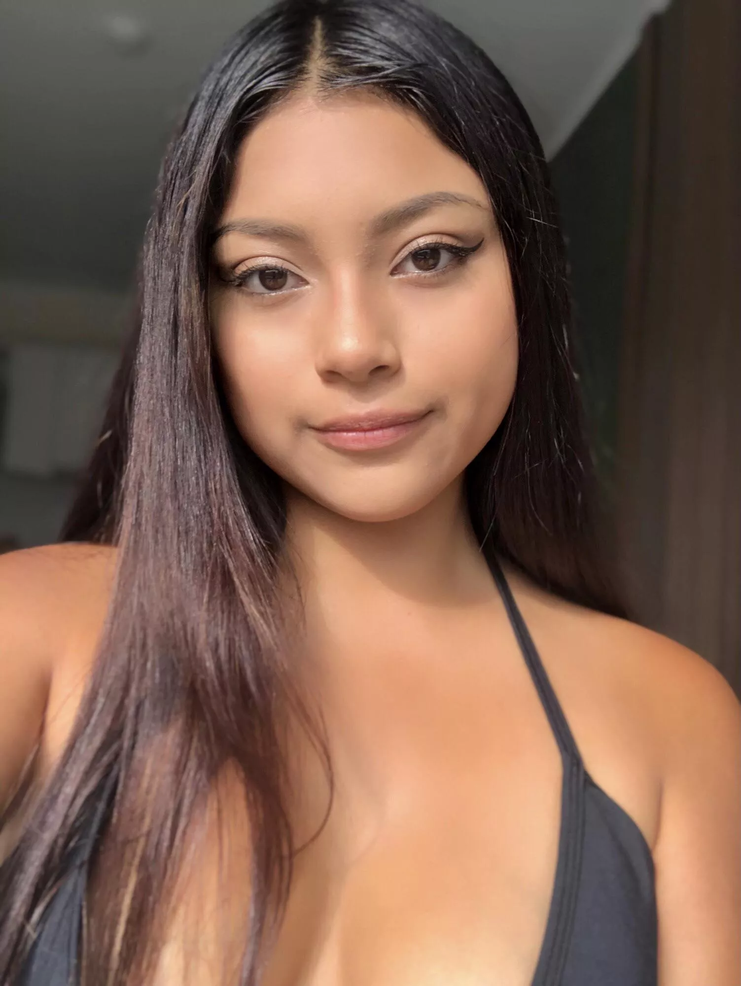 Young girl saying hi 👋 posted by SexyAlexandra_