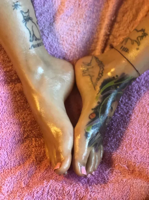 Your cock would look perfect between my feet ! 🥰 by elsiexdirt