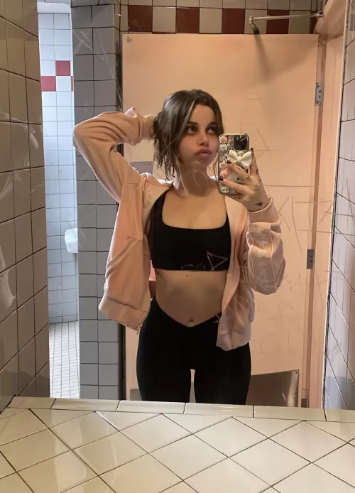 Your fav bathroom stall whore😝 pm to chat by lanabby12