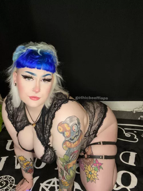 🫐 your new virtual alt gf 🫐 tattooed BBW from the UK 🇬🇧👀 • FREE cock rate 🍆 • squirter & a creamer 💦 • anal play & role-play 🤩 • LINK IN COMMENTS 🫐🖤 by noahbrianna