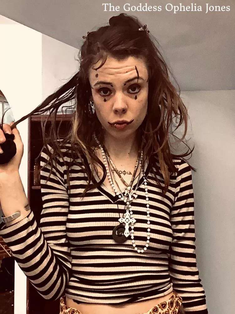 You’re MUCH too pathetic to hope to ever take Me on a date— but you can pick up the tab while I go home with someone who can actually satisfy Me.. 🤣💸💅 [domme] posted by GoddessOpheliaJones