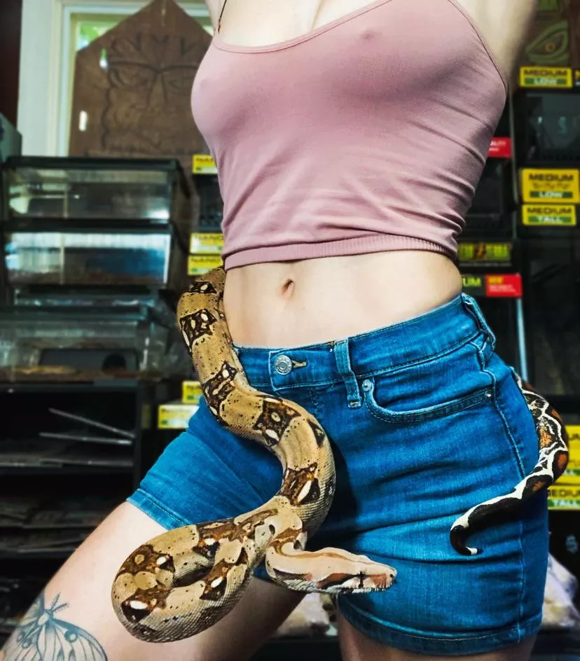 Zihuapil likes hugging my hips 😊 [f] posted by crybaby601