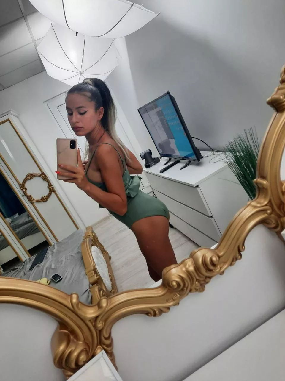 Zulema's Friday mirror selfie posted by ZulemaZahiir