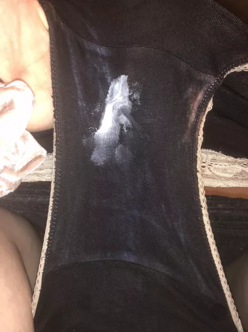 I’ve been out and about all day smelling this sweet scent. I wonder how many strangers were secretly enjoying this scent with me?!? by _kinkkween