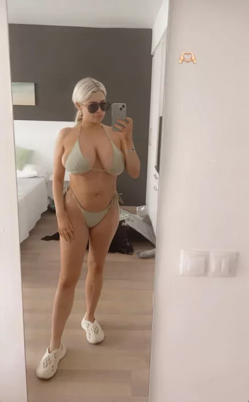 Showing off during vacation by prahaha13