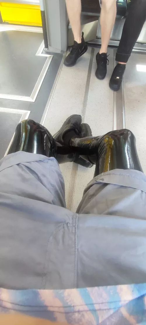 Got some nice shiny leggings yesterday by OctoFloofy