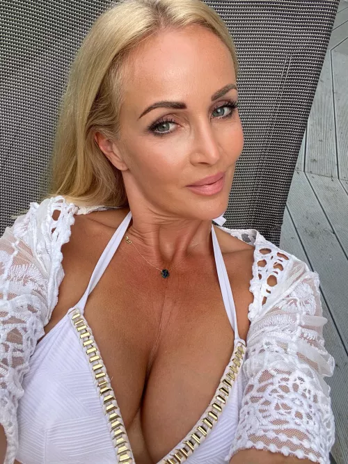 IUTR (57F) by HelplesslyLighs