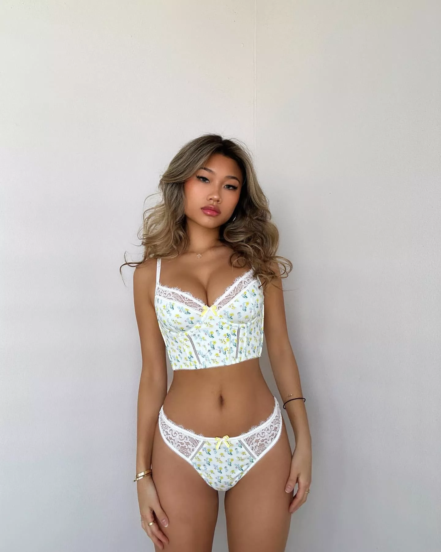 Matching corset and panties posted by HonestRunner