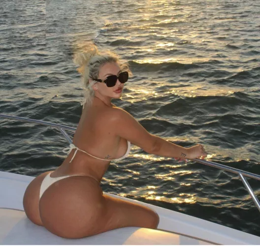 Is there such thing as too much ass? by meakelena