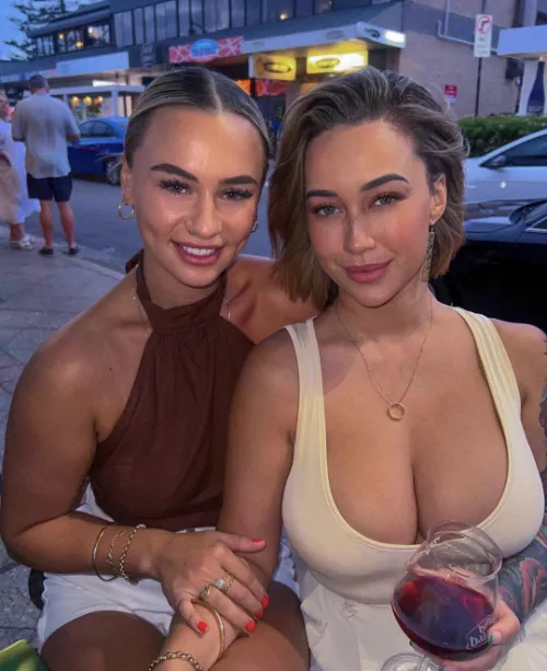 Twins but not really... by Dyzzbie