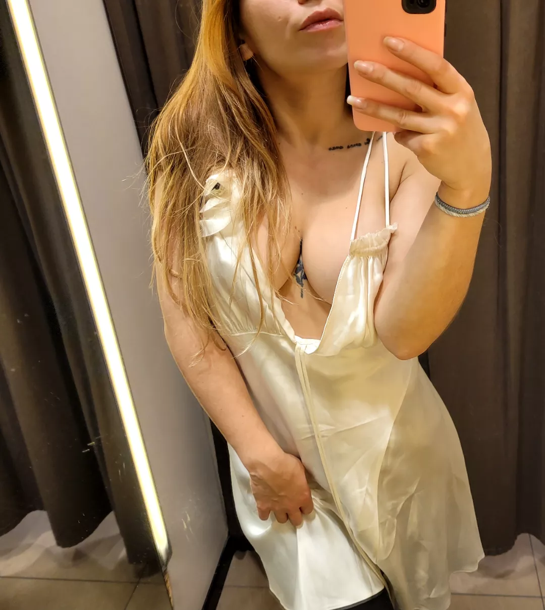 I think this dress is a little big on me lol posted by siasweet