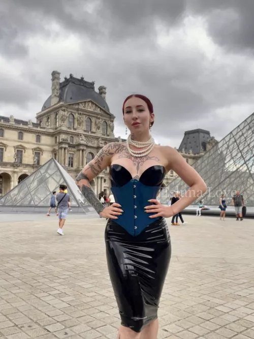 Latex at the Louvre by Esluna-Love