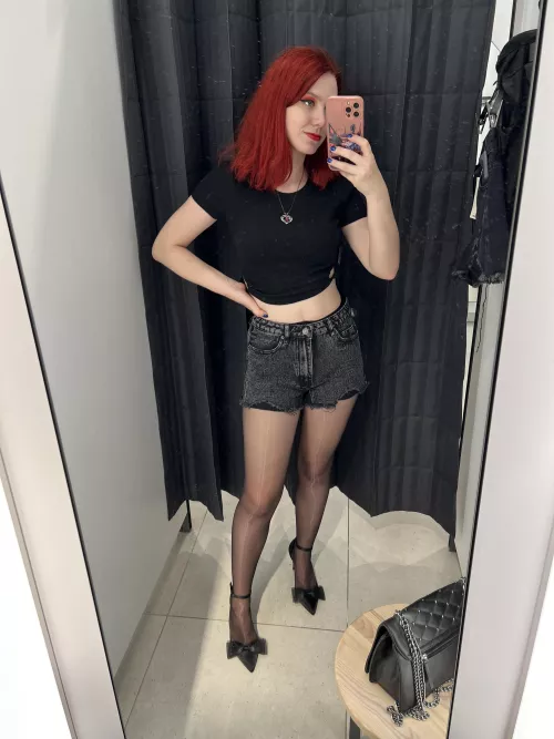 New crop top 🥰🖤 by ichigo_emaa