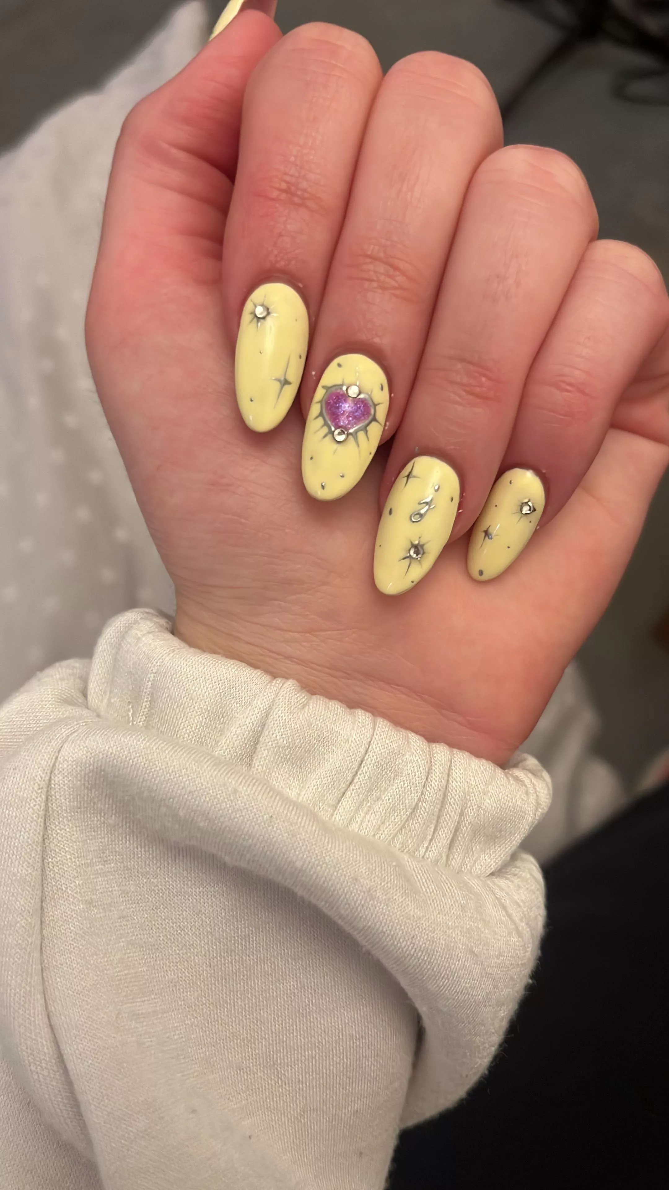 Pretty hands deserve to be worshipped 🤍 posted by orvilina