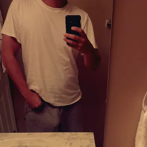 [23] Let's see who the bigger man is by lockerjocky