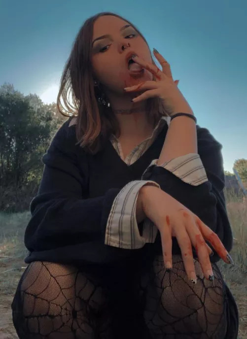 are you into vampiric girls? by pastelharpie