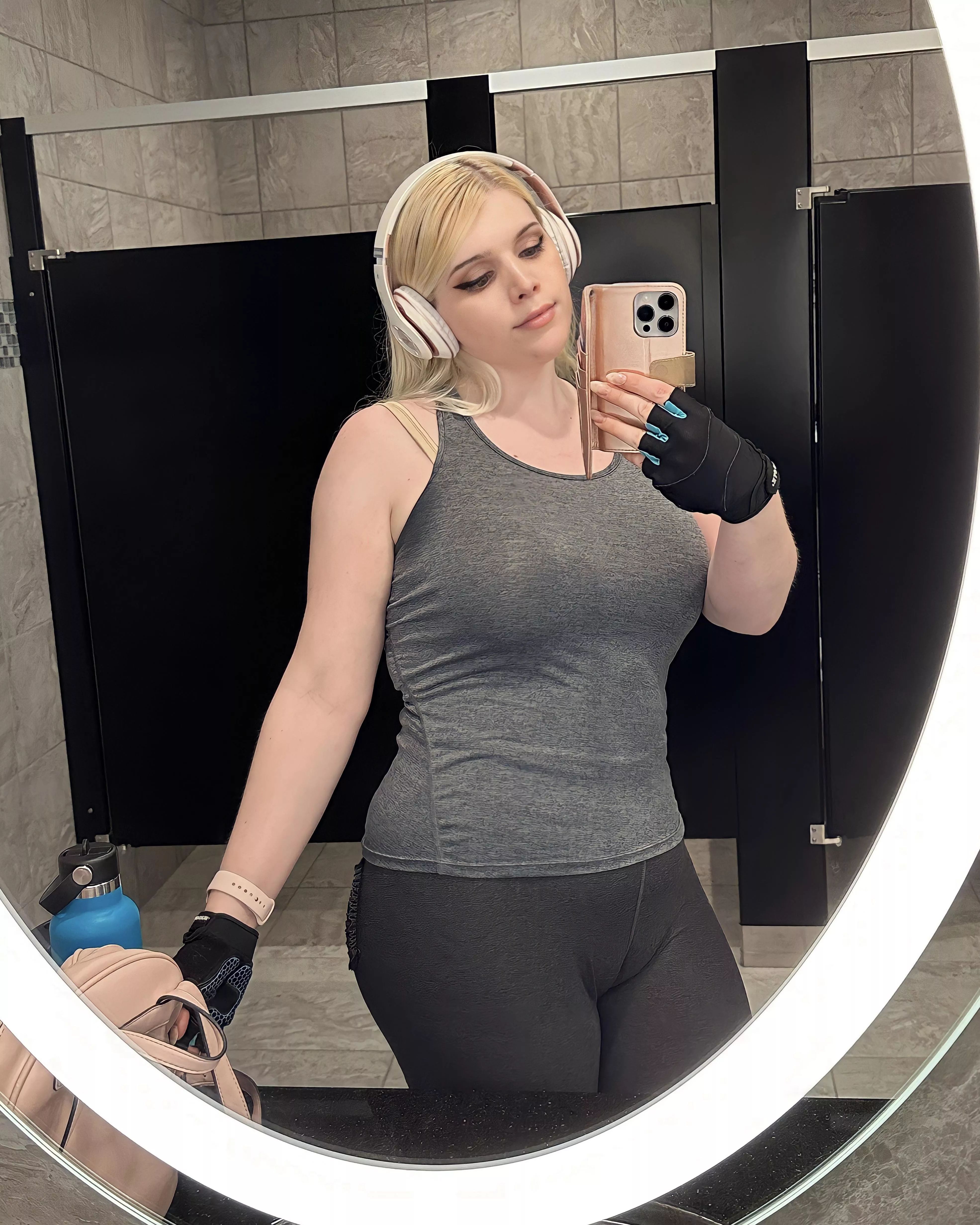 Do you like femboys who lift heavy? 😋 posted by amandaraesfw