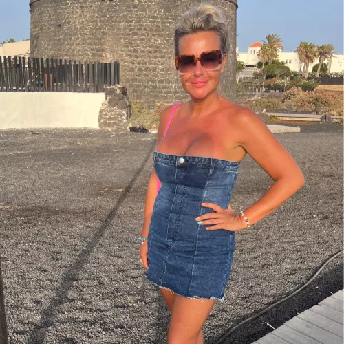 I need someone strong to tell me what I should wear by ScaryEntertainer5