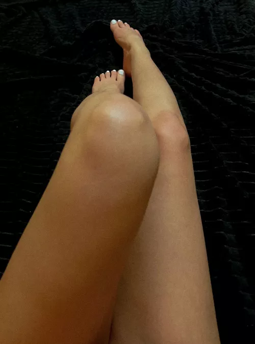 my pov of my legs by PlayfulMailing
