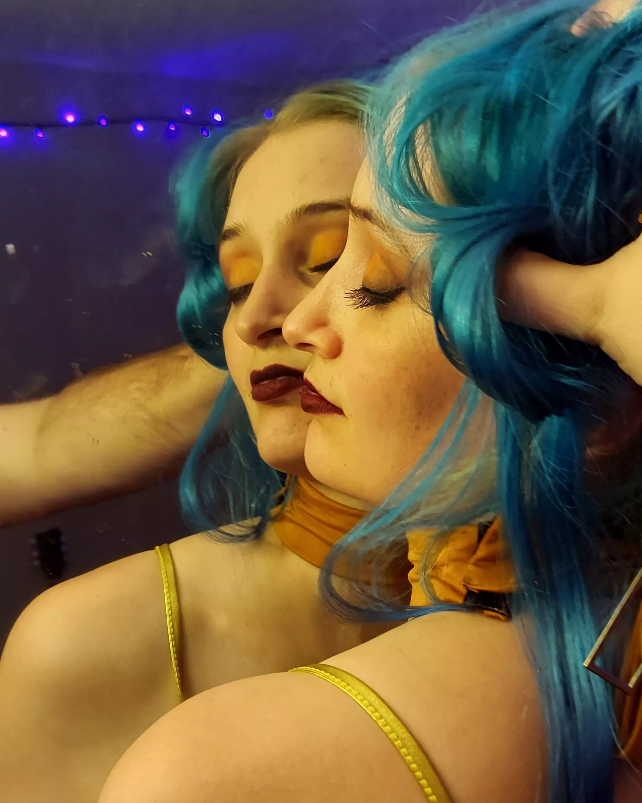 Neon hair is more fun to pull 😘 posted by sweetlittleelsa