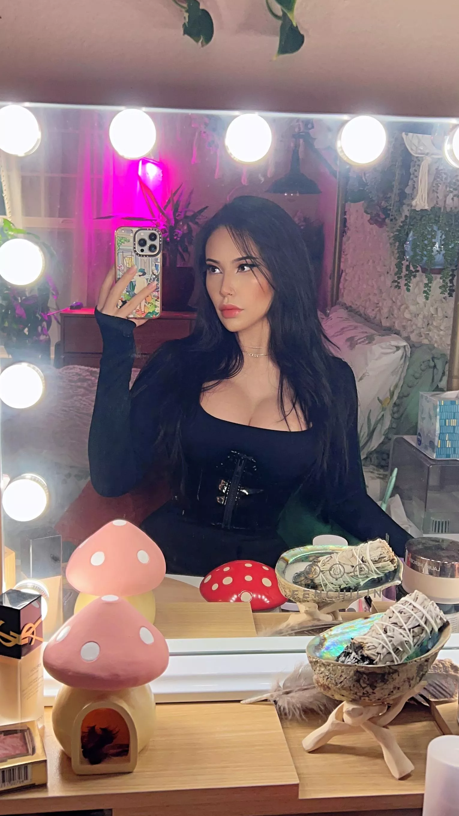 would you take me on a date? 🖤 posted by FeliciaVox