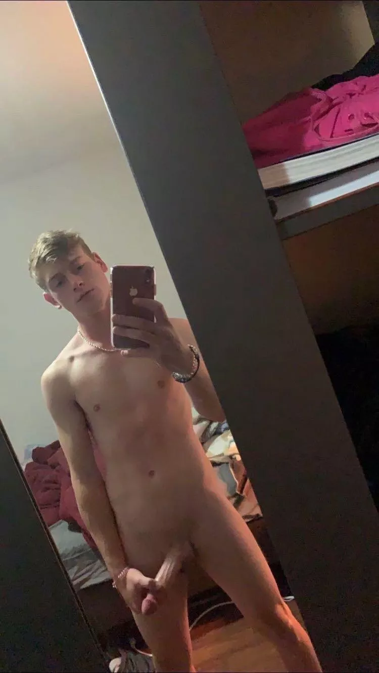 22M looking for guys that enjoy showing off in public and have vids of it PM for snap posted by zzhak190