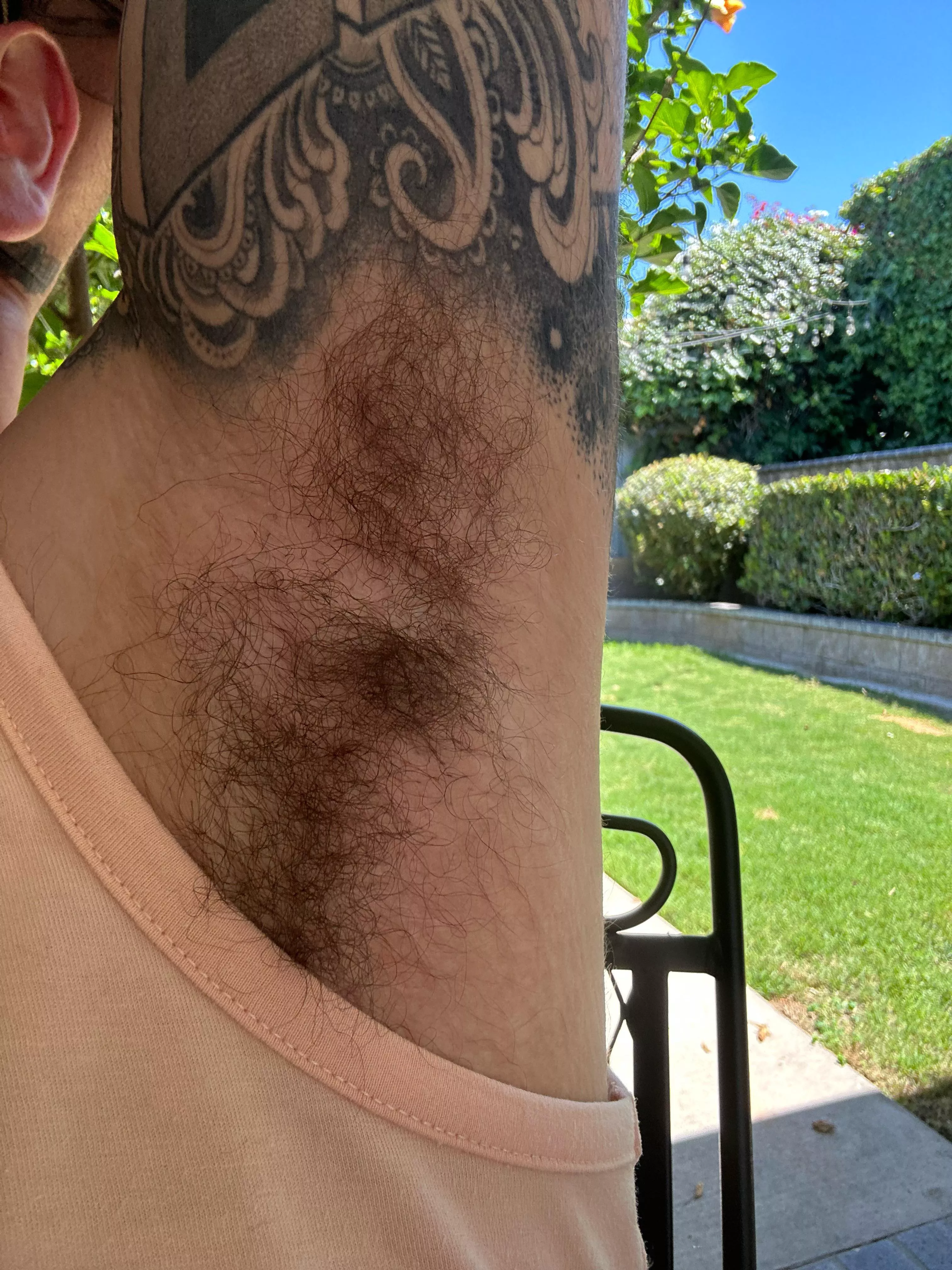 [28] hot days got them smelling good 🤤 posted by 01001111--01001011