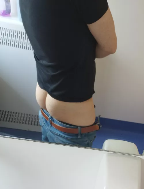 Cheeky one in a bathroom by Due_Refrigerator6541