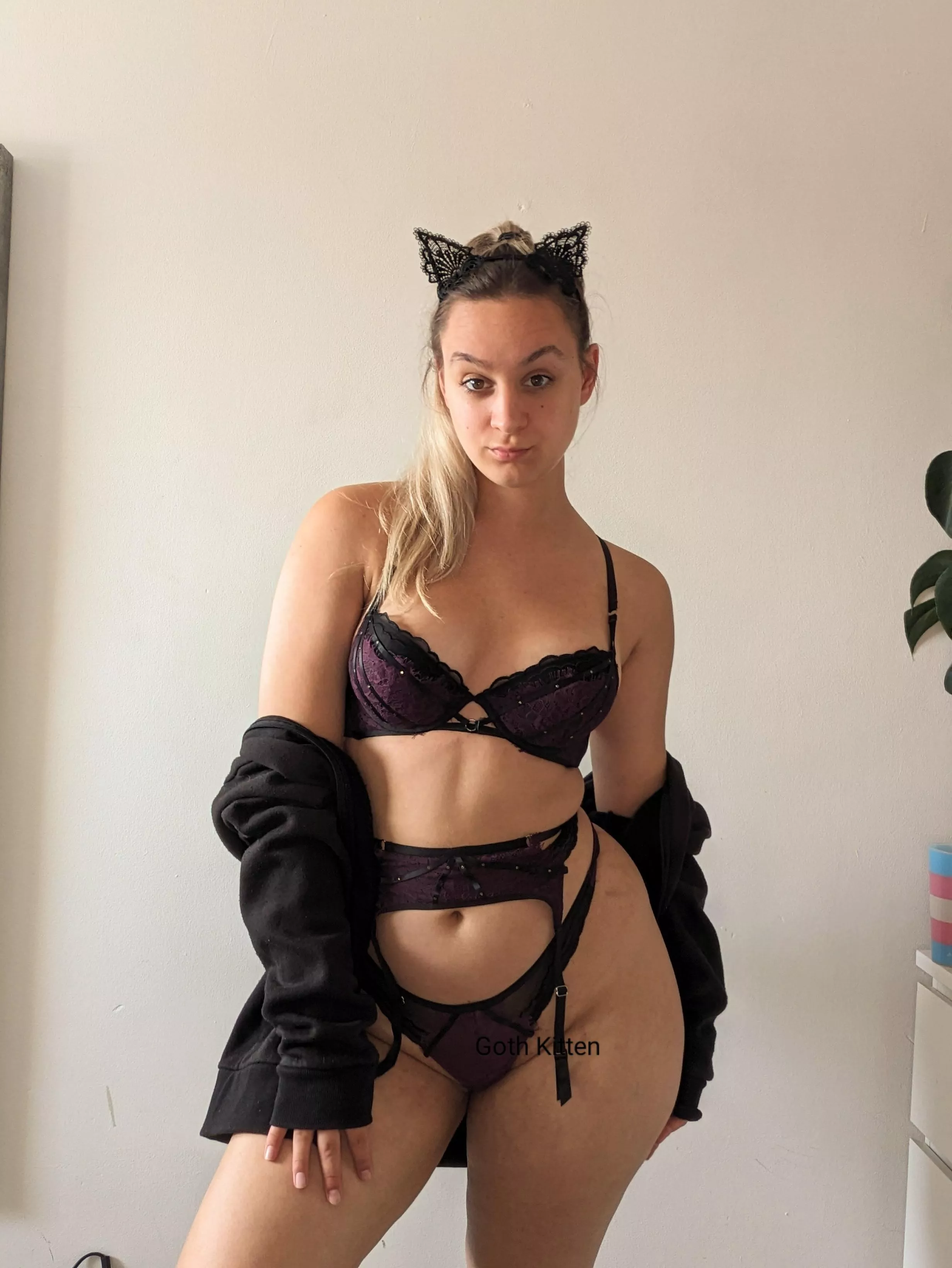 Curvy goth kitten of your dreams 😜 posted by Goth__Kitten