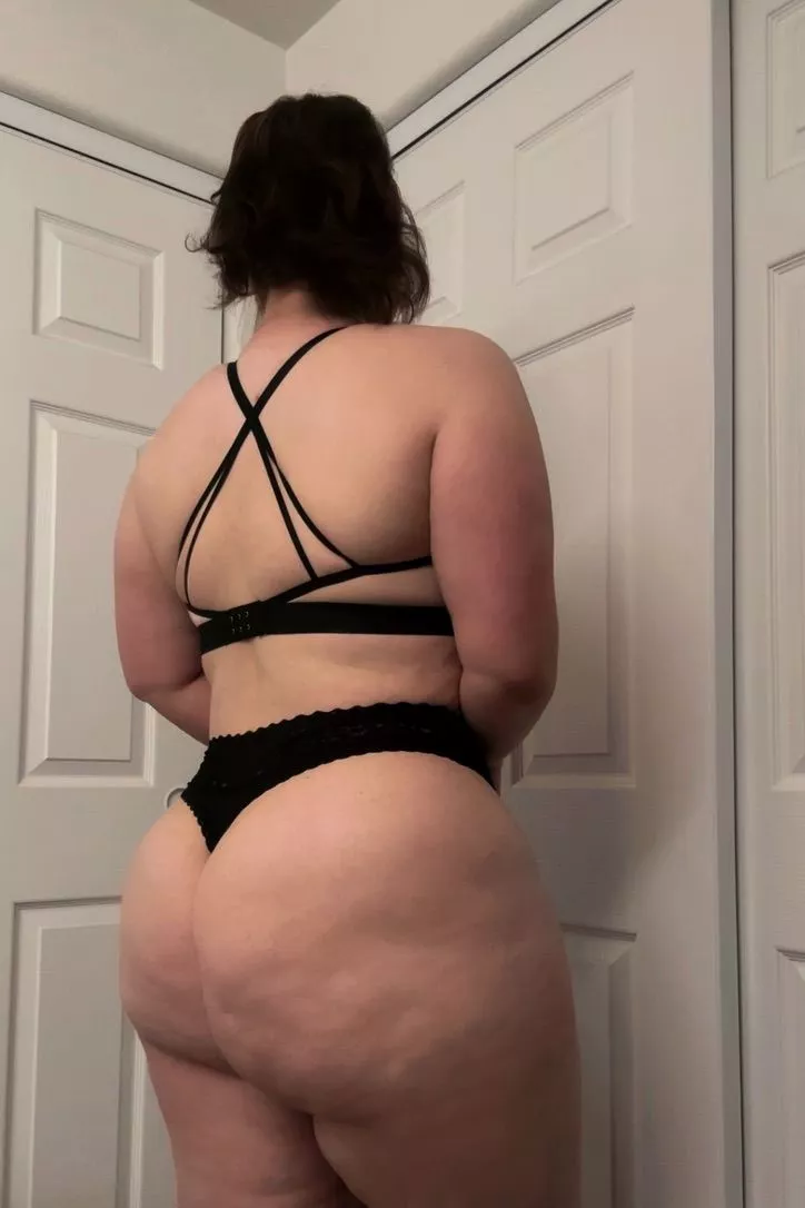 Cute and curvy in all the ways posted by Rile_Me_Up