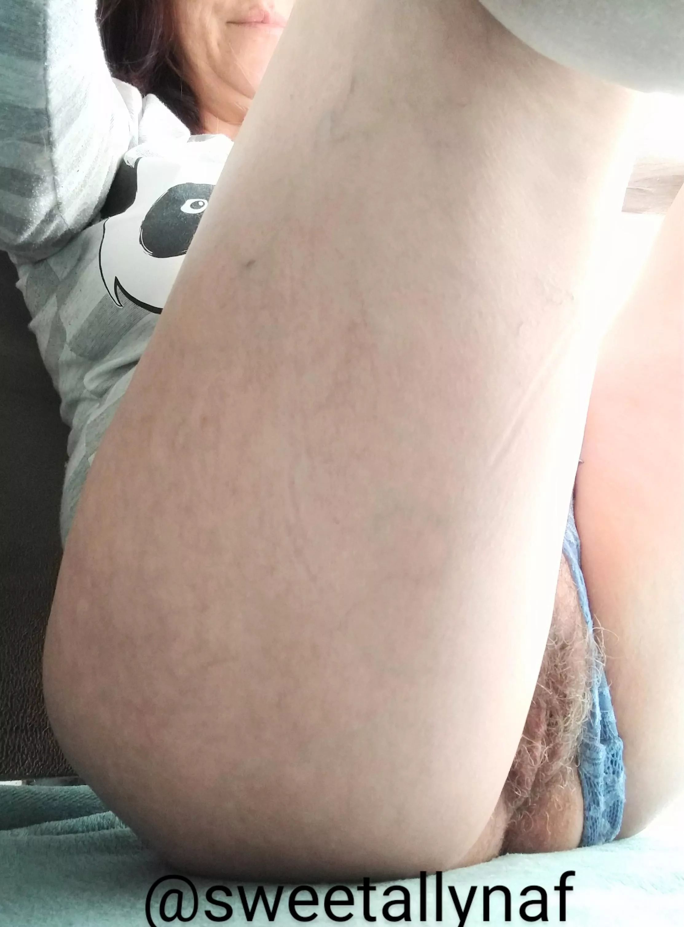 Pussy sunbathing 🌞🐝🌻 posted by Allyfyou