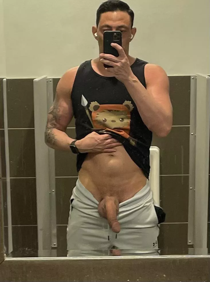 Another locker room flash… posted by evilash88