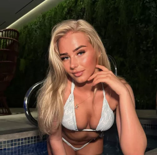 Oh hey, did I catch your attention? by ChristineBlossom