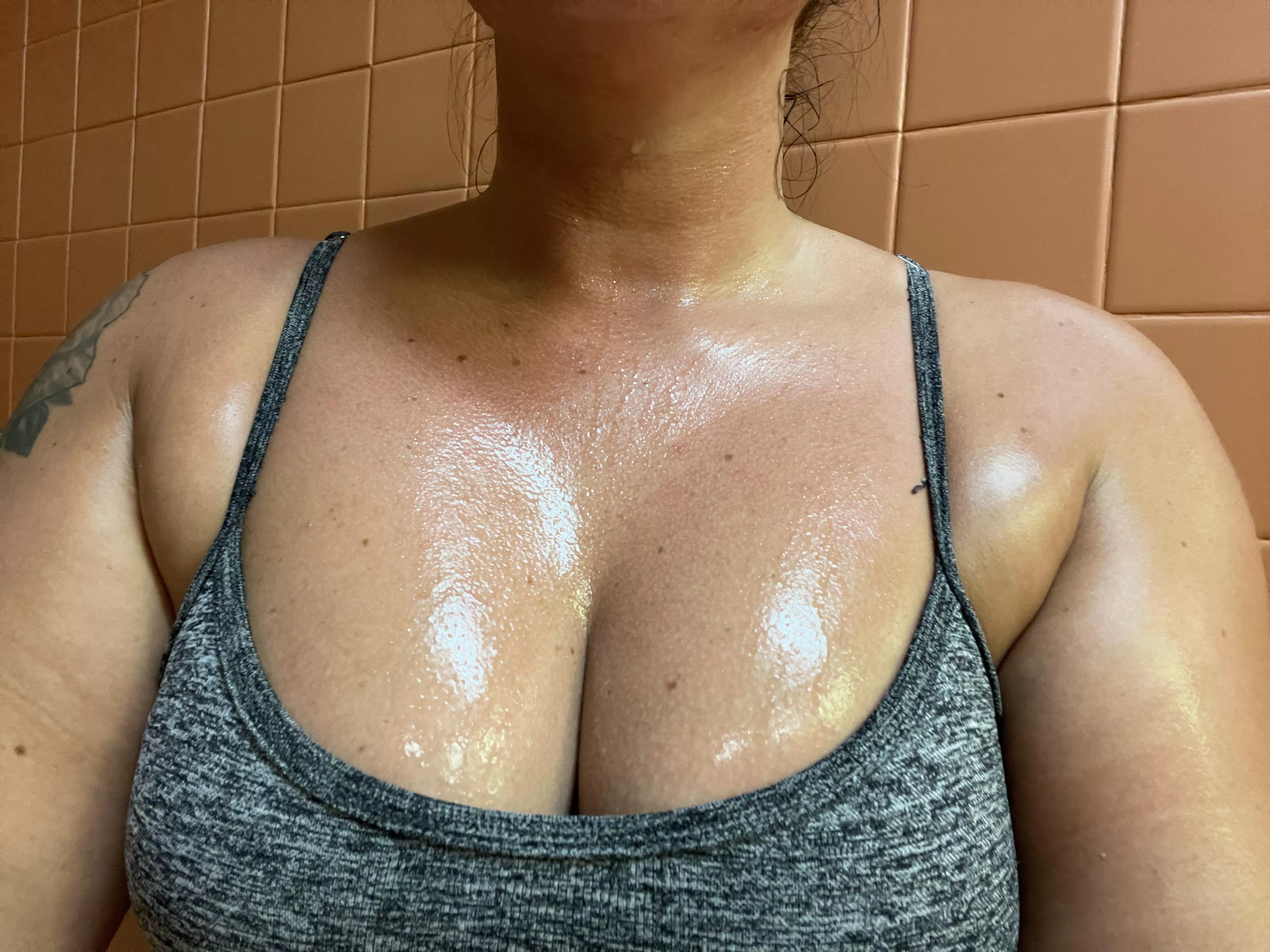 See that drip? 💧 posted by Buttcheeksnbarbells