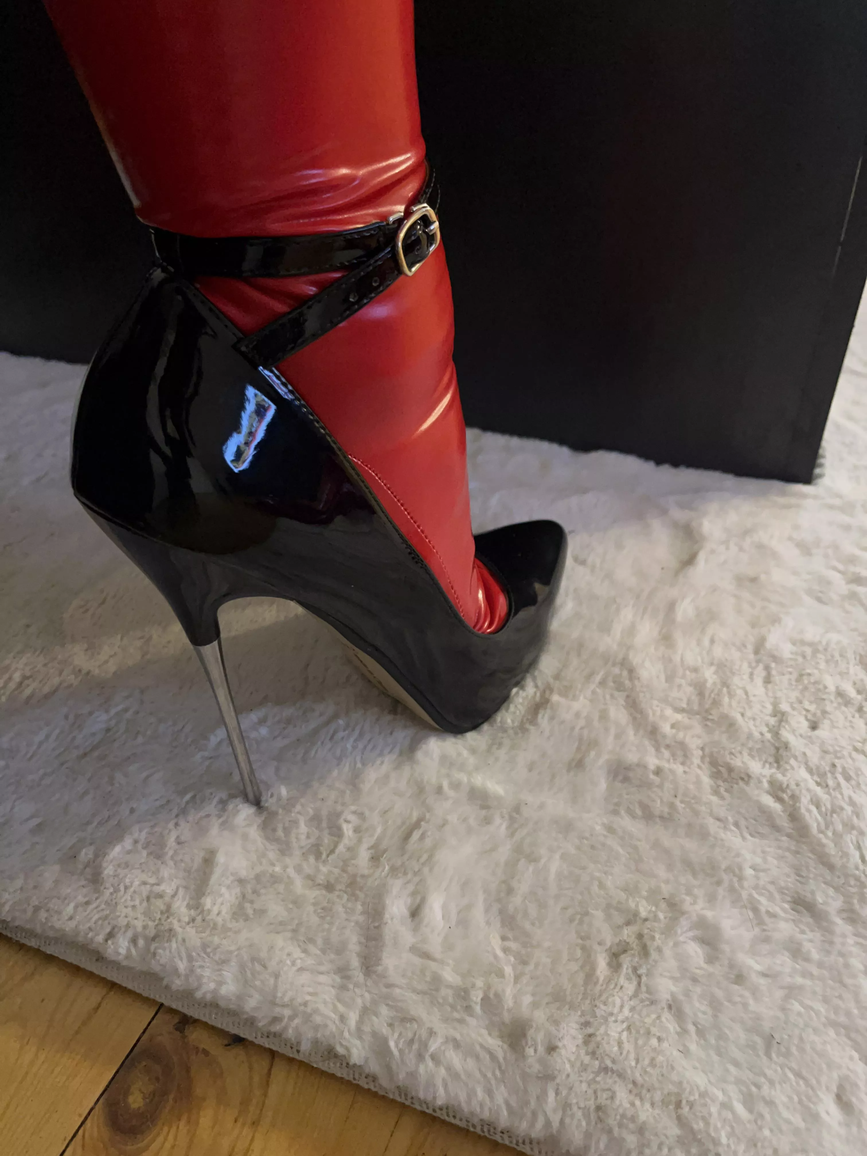 Stunning heels and latex posted by ProfessorBudget1803