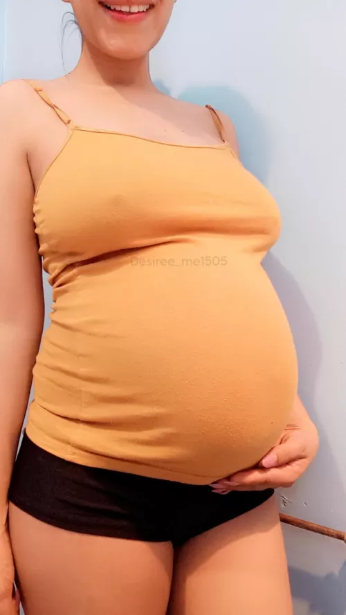 I think my pregnancy looks better with little clothes, don't you think? by Desiree_me1505