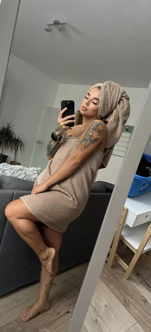 just hopped out the shower, can you make me wet again? 😜 [OC] by hannahxsaturn