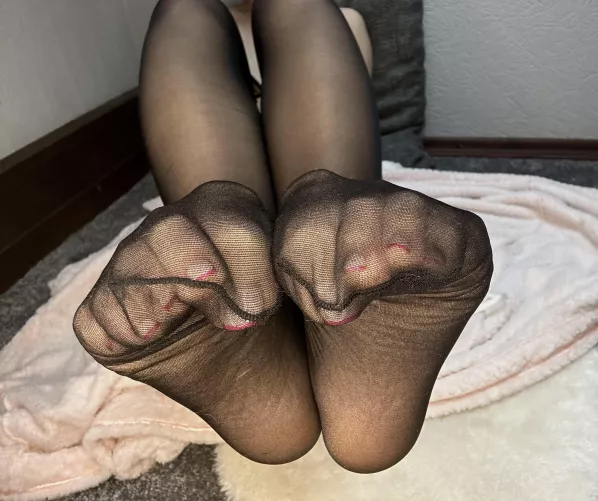 Scrunched nylon feet by BarefootGoddessBri