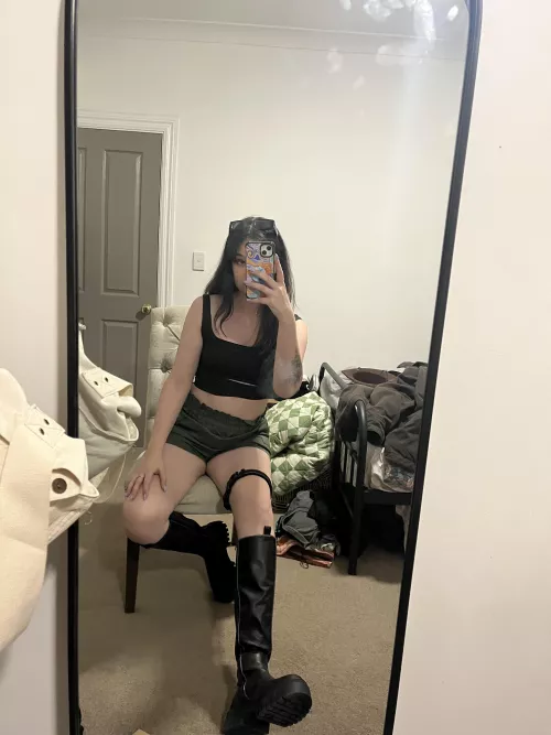 Let me step on you [domme] by Jordileexo