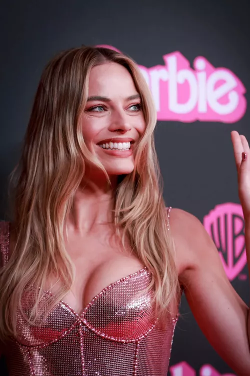 Margot Robbie by claytalian