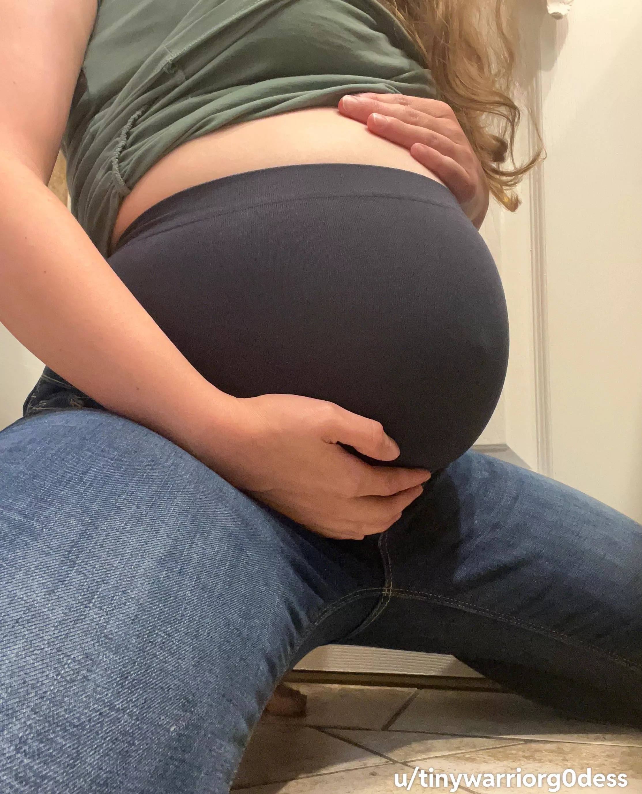 ✨The bump✨ in maternity jeans 😋🤰 posted by tinywarriorg0dess