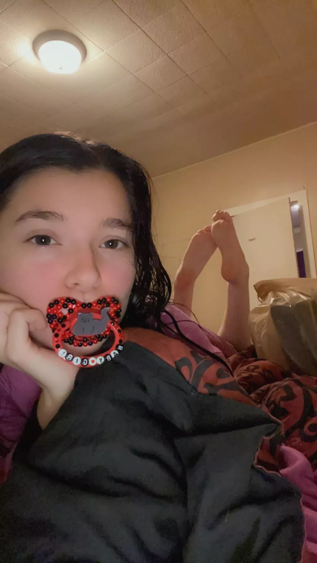 I’m in my little mode but here’s a peek of my feet! Just got a shower OC posted by AnnaKit46290