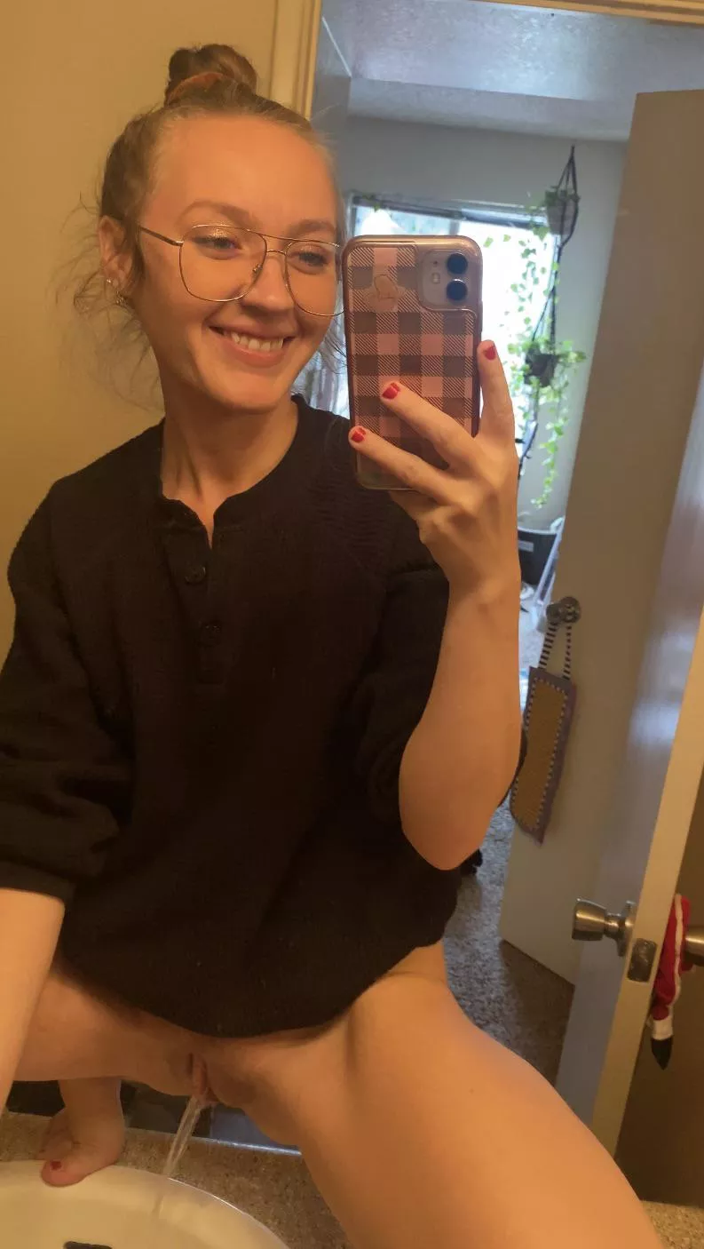 Toilets are boring, pee in the sink 😈 posted by SpitInMyMouth420_