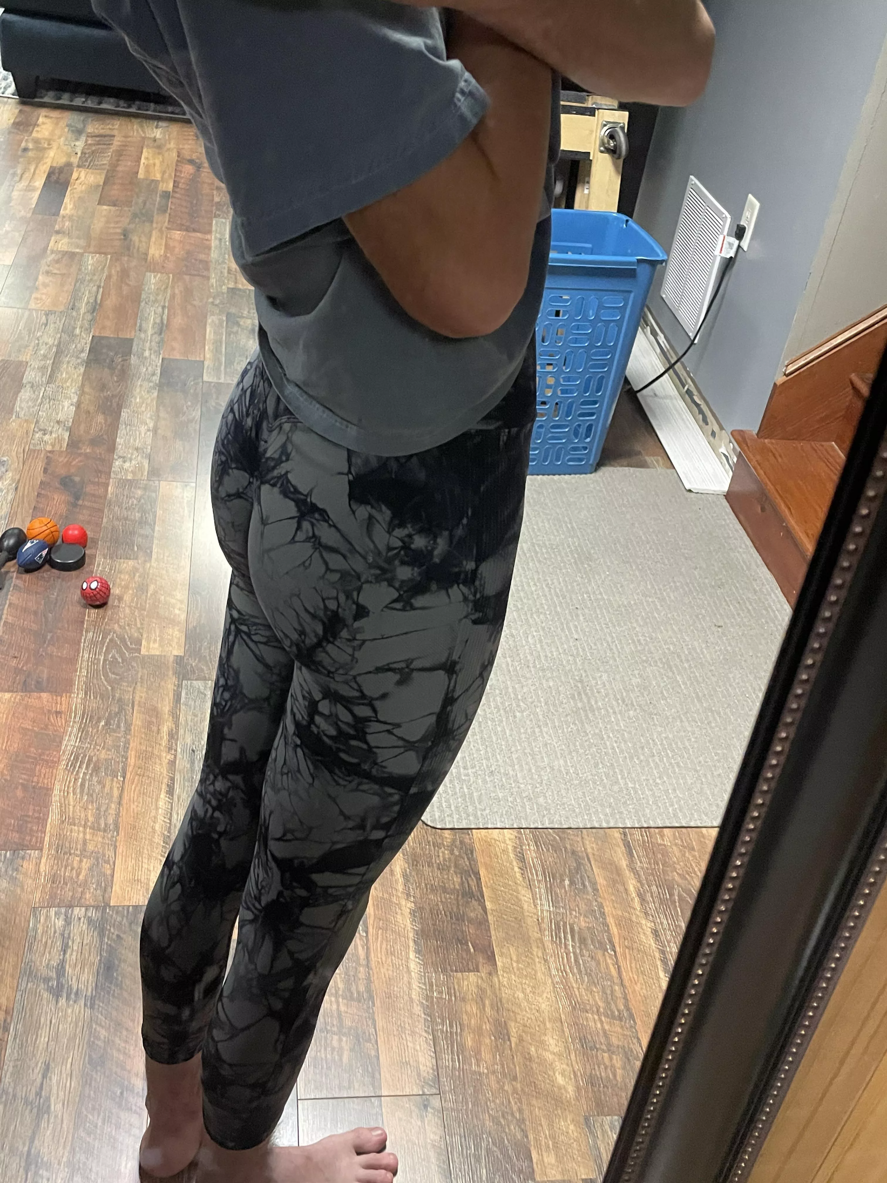 Do you like my butt in leggings ? posted by ThickB555
