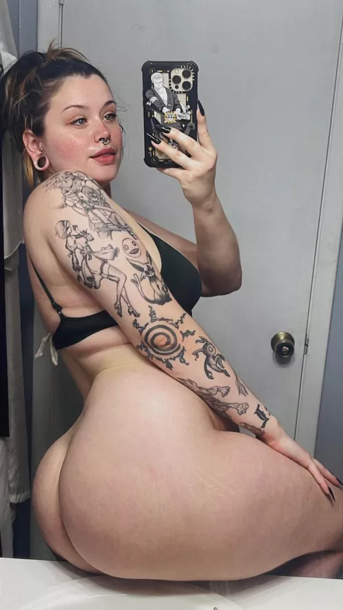 Pale but juicy by NOMADTVS