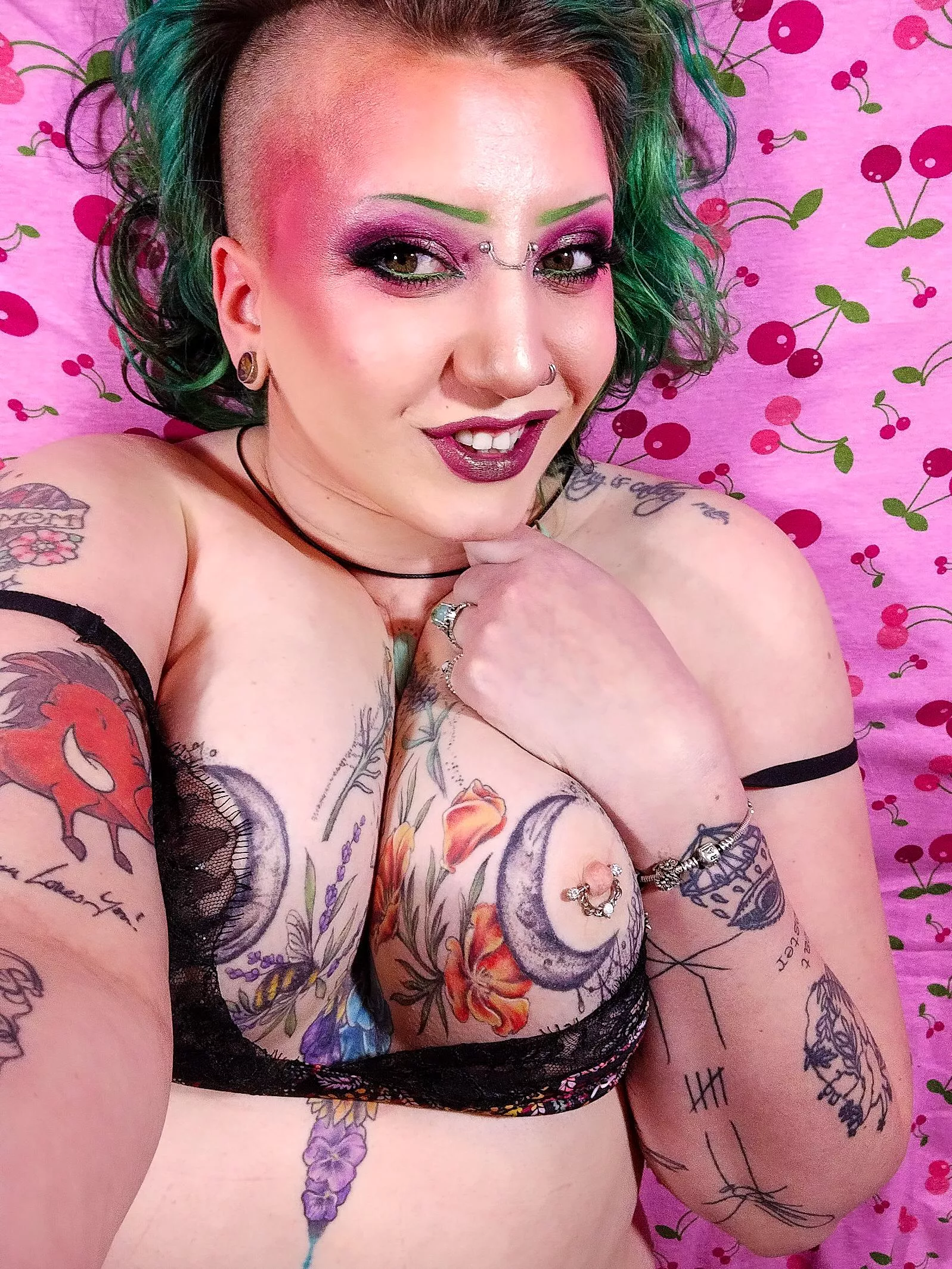 say goodnight to my moons! (with tongue) posted by sarah_succubus