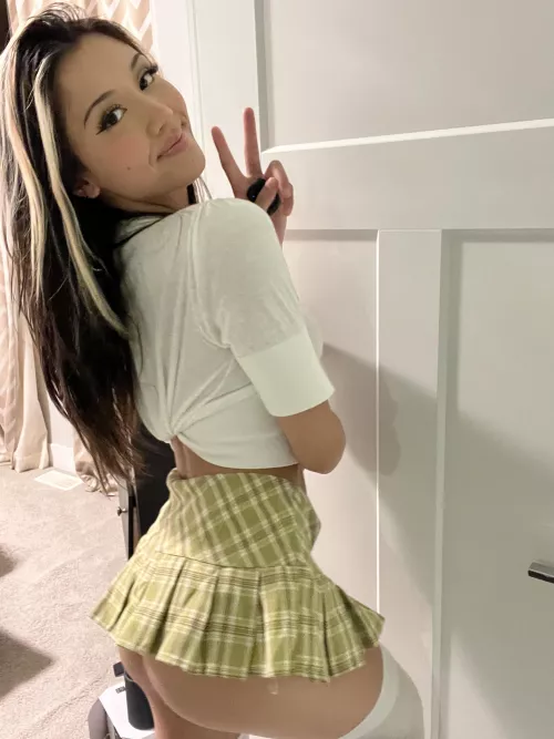 who likes to eat peaches? by Cathydrea