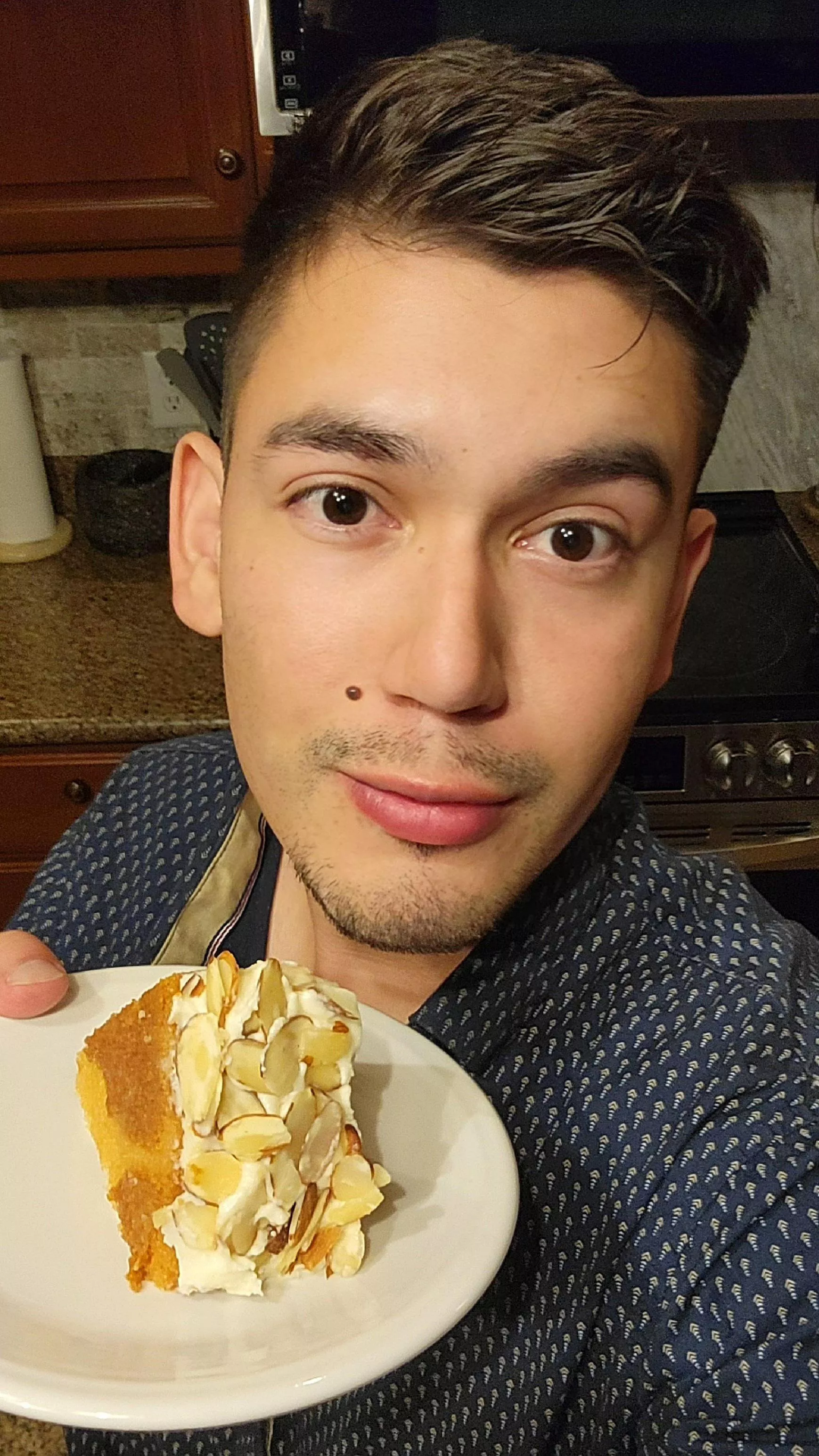 Who wants cake? 🍰 posted by ikhouvansinaasappels