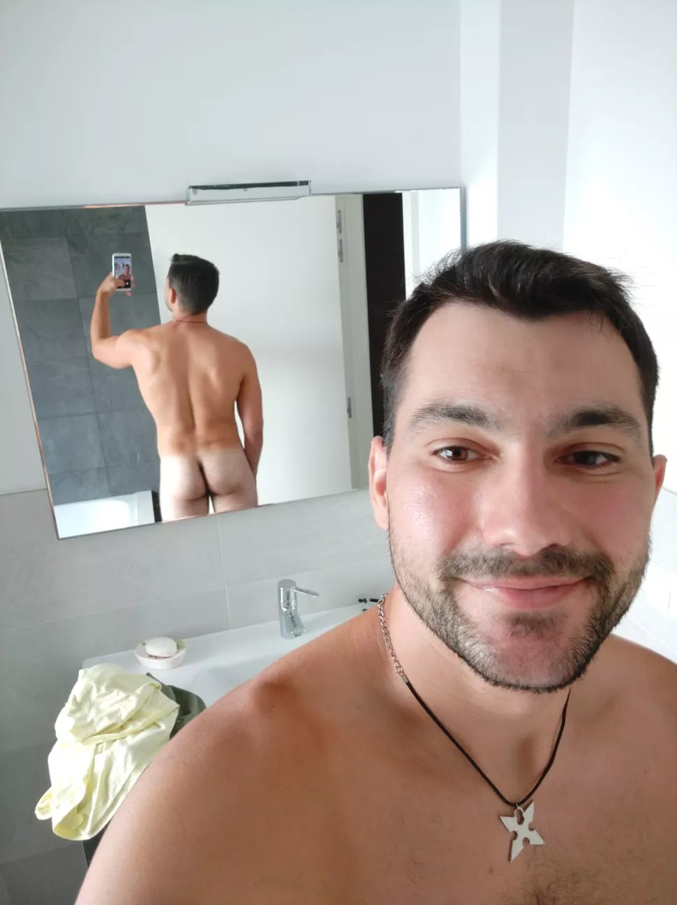 Post workout selfie 🤳🏻🍑 posted by David_wildbro